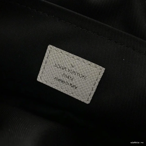 WIS OUTDOOR LOUIS VUITTON MESSENGER 0715
